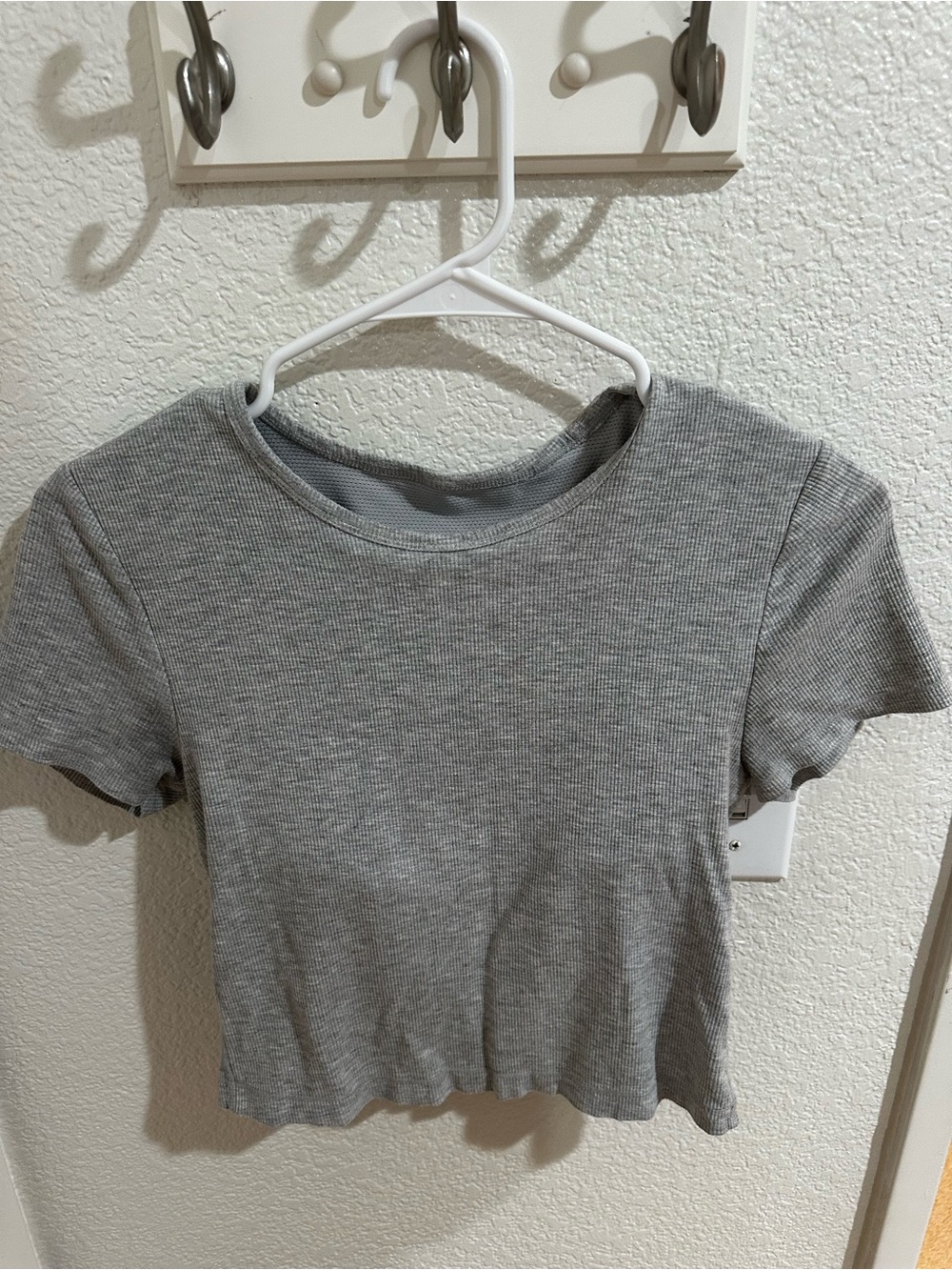 Women's Short Sleeve Ribbed Crop Top - Gray